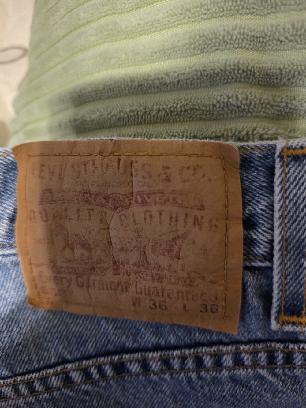 Tall Levi's 550 Relaxed Fit, Medium Stonewash, 100% cotton, 36×36 - Picture 2 of 2
